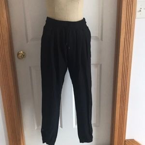 Uniquely Lorna Jane Black Pants w/gathered leg cuffs size Small